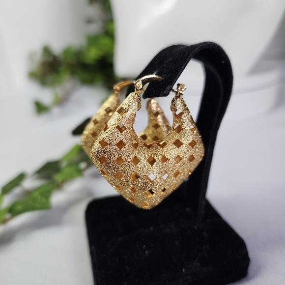 Gold Basket Style Shimmer Hoop Earrings New - Picture 8 of 8